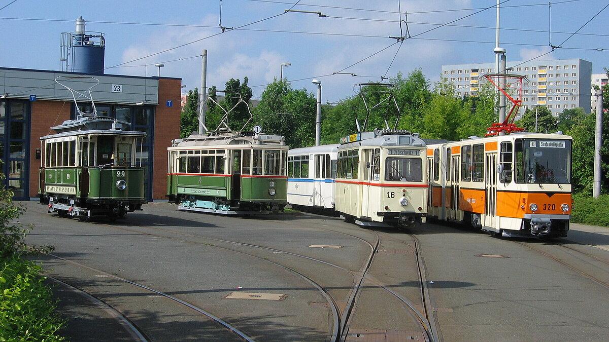 Historische Triebwagen der Straßenbahn v.l.: Triebwagen Nr. 29, Triebwagen Nr. 12, Triebwagen Nr. 16 mit Beiwagen, Triebwagen Nr. 320